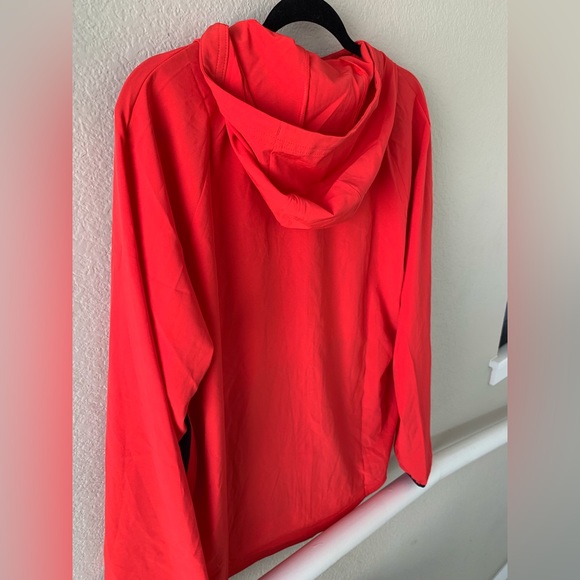 M Under Armour running hooded jacket - Picture 3 of 4